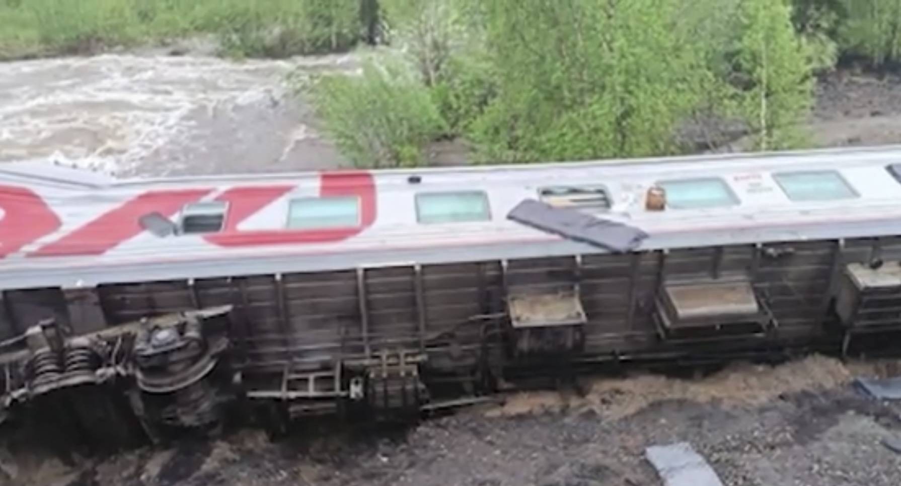 Рельсы на участке в Коми отремонтировали после крушения поезда