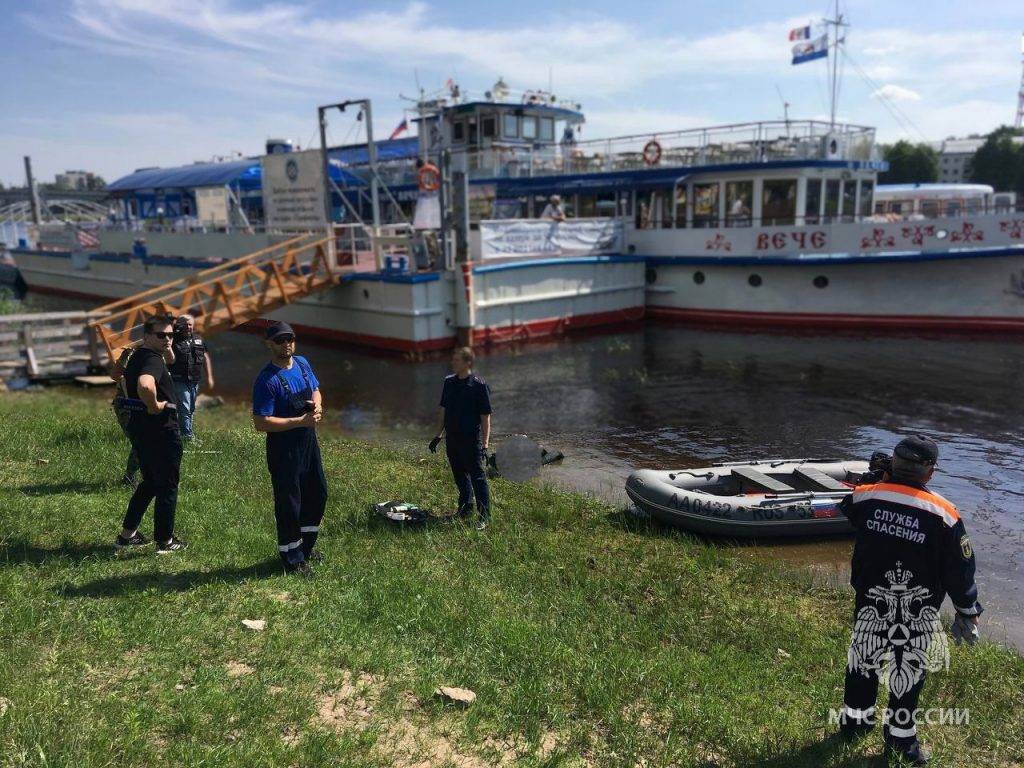 Водолазы в Великом Новгороде вытащили тело первого утопленника из Волхова