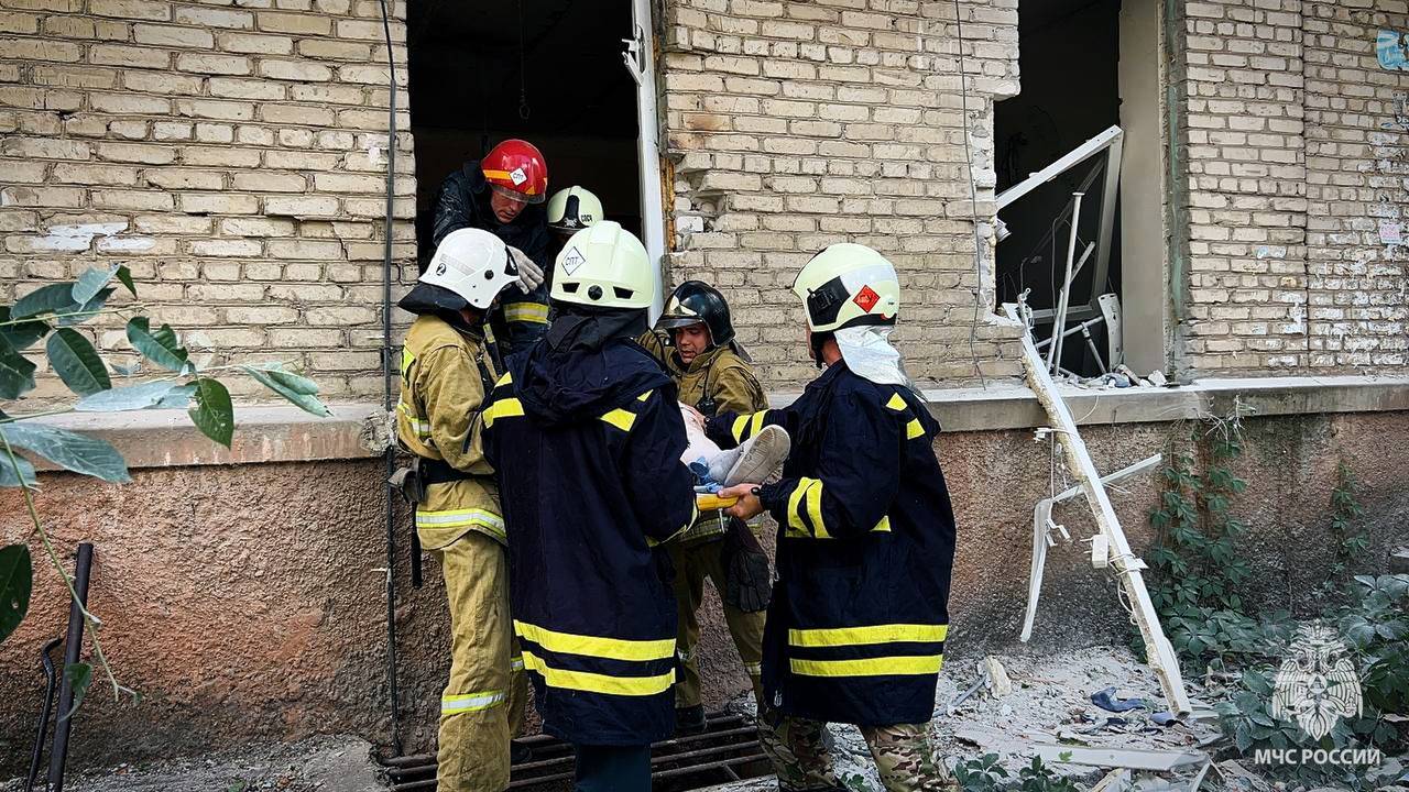 В Луганске после ракетной атаки обрушился подъезд пятиэтажки