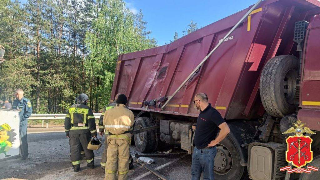 Десять человек пострадали при столкновении автобуса с «Камазом» под Петербургом