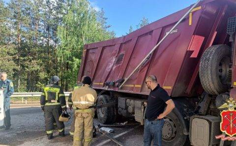 Десять человек пострадали при столкновении автобуса с «Камазом» под Петербургом