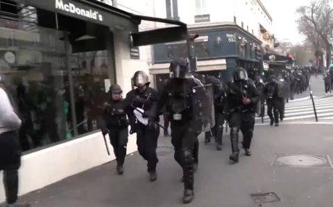 Le Parisien: В Париже задержали первых участников массовых беспорядков