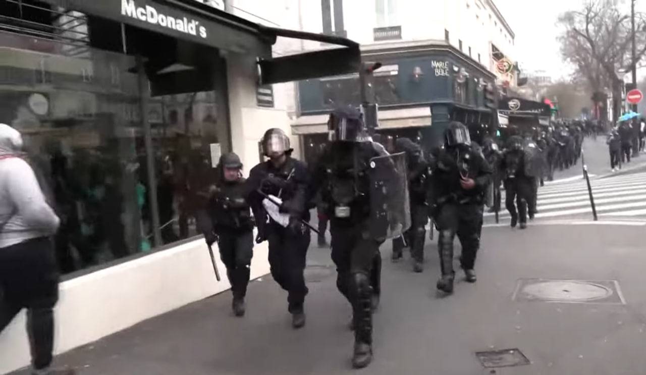 Le Parisien: В Париже задержали первых участников массовых беспорядков