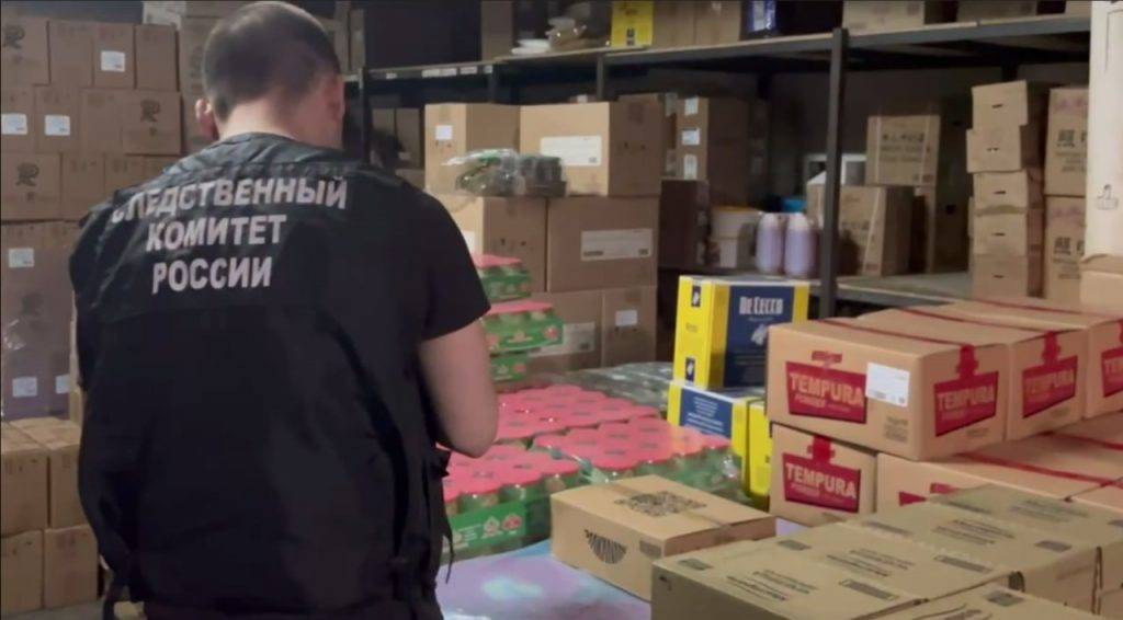 СК: Работники складов пытались уничтожить салаты, из-за которых в Москве отравились люди