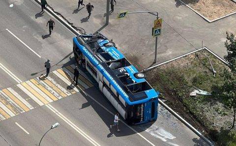 Дептранс: в опрокинувшемся в Москве электробусе не было пассажиров