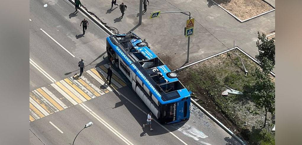 Дептранс: в опрокинувшемся в Москве электробусе не было пассажиров