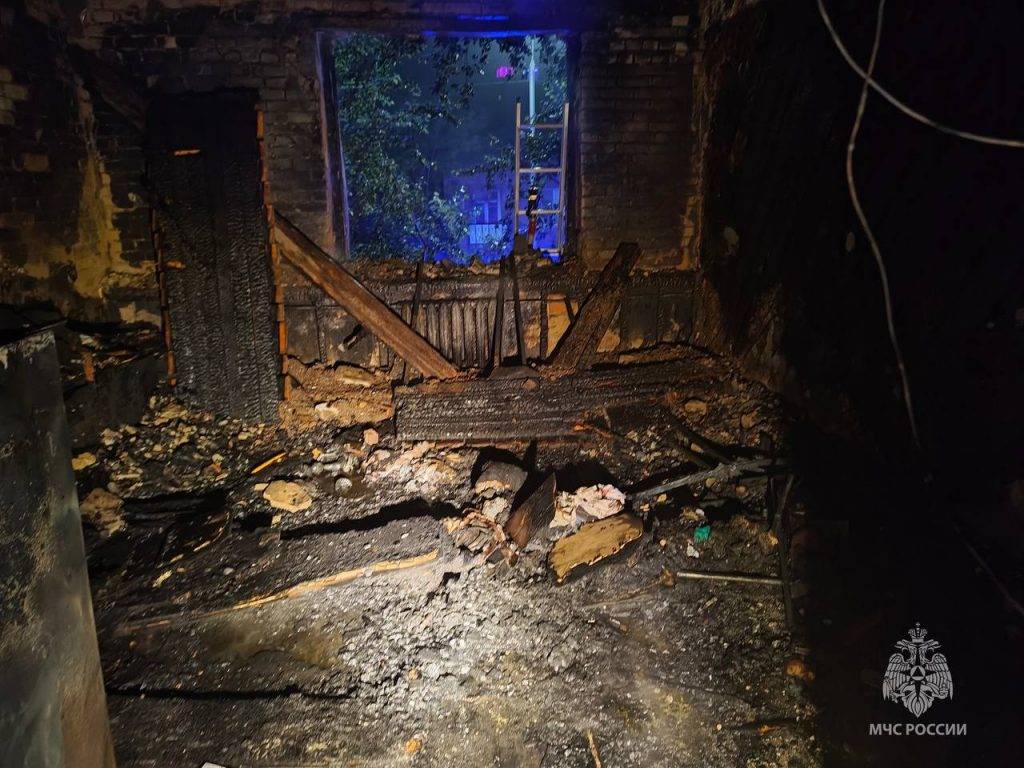 5 человек погибло в ночном пожаре в общежитии в Балашихе