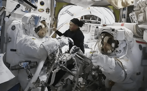 NASA отменила выход астронавтов в открытый космос из-за неисправности скафандра