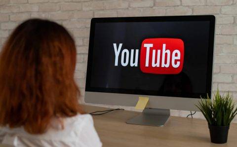 Роскомнадзор потребовал вывести из бана YouTube-каналы российских певцов и СМИ