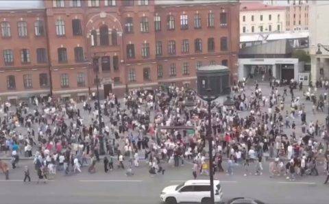 Людей вывели из задымлённого ТРЦ «Галерея» в центре Петербурга