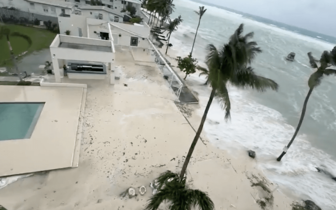 Уже восемь человек погибли во время урагана «Берил»
