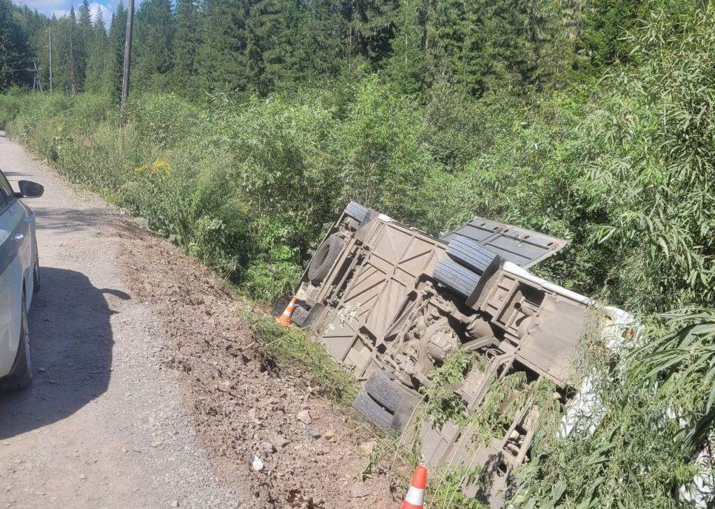 25 человек получили травмы из-за ДТП с опрокинутым автобусом в Красноярском крае