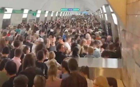 В метро Петербурга образовались огромные пробки из людей