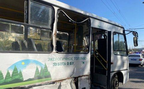 В Волгограде 3 человека пострадали в ДТП автобуса и тягача