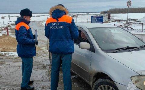 Более 230 грузовиков устроили затор на несколько км из-за снегопада в Якутии
