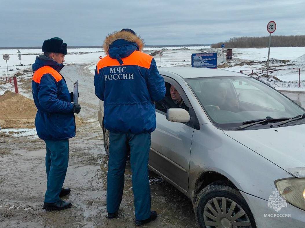 Более 230 грузовиков устроили затор на несколько км из-за снегопада в Якутии