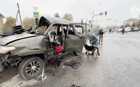 Следователи осматривают место взрыва авто в Луганске