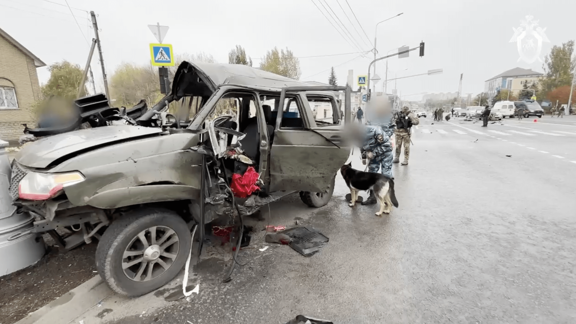 Следователи осматривают место взрыва авто в Луганске