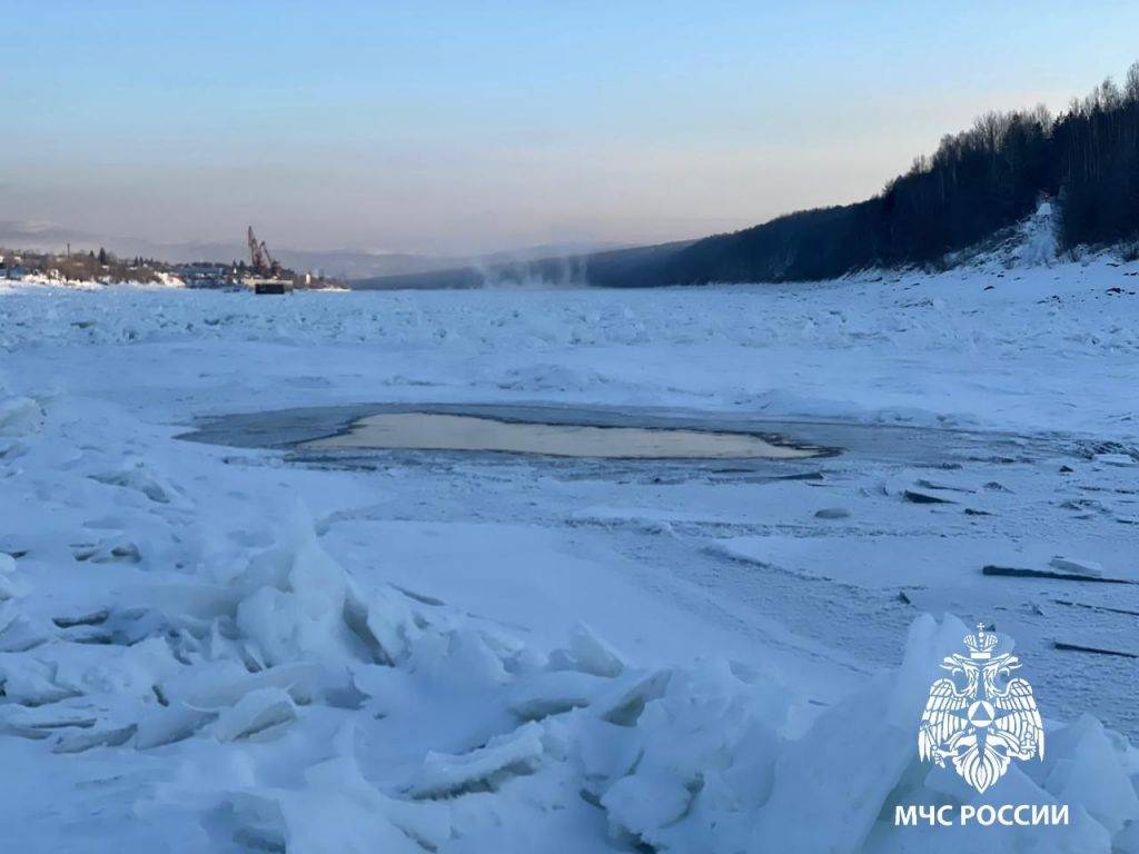 «Тойота» с тремя людьми провалилась под лёд в Иркутской области