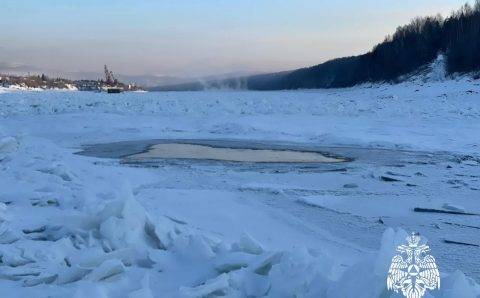 «Тойота» с тремя людьми провалилась под лёд в Иркутской области