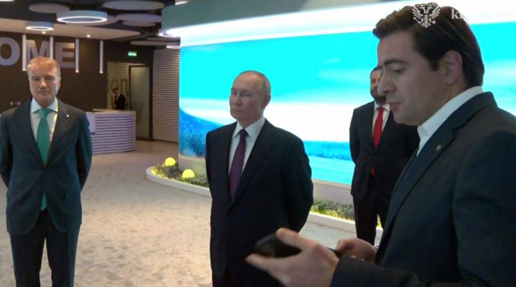 Путину презентовали «умное кольцо» на выставке ИИ