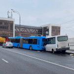 Маршрутка протаранила автобус в Москве, пострадали пять человек