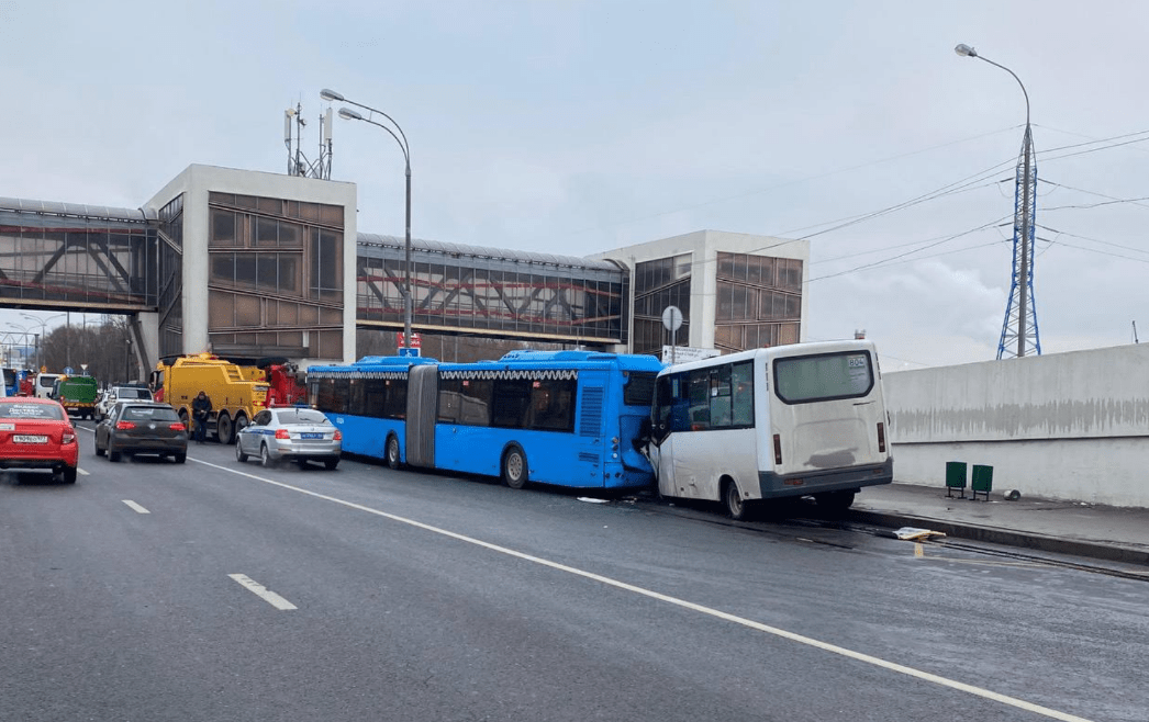 Маршрутка протаранила автобус в Москве, пострадали пять человек