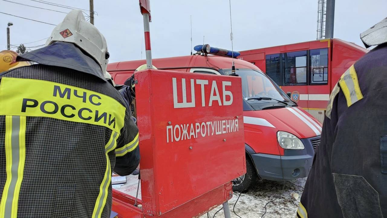 Пожар на нефтебазе в Воронежской области уменьшился после атаки БПЛА