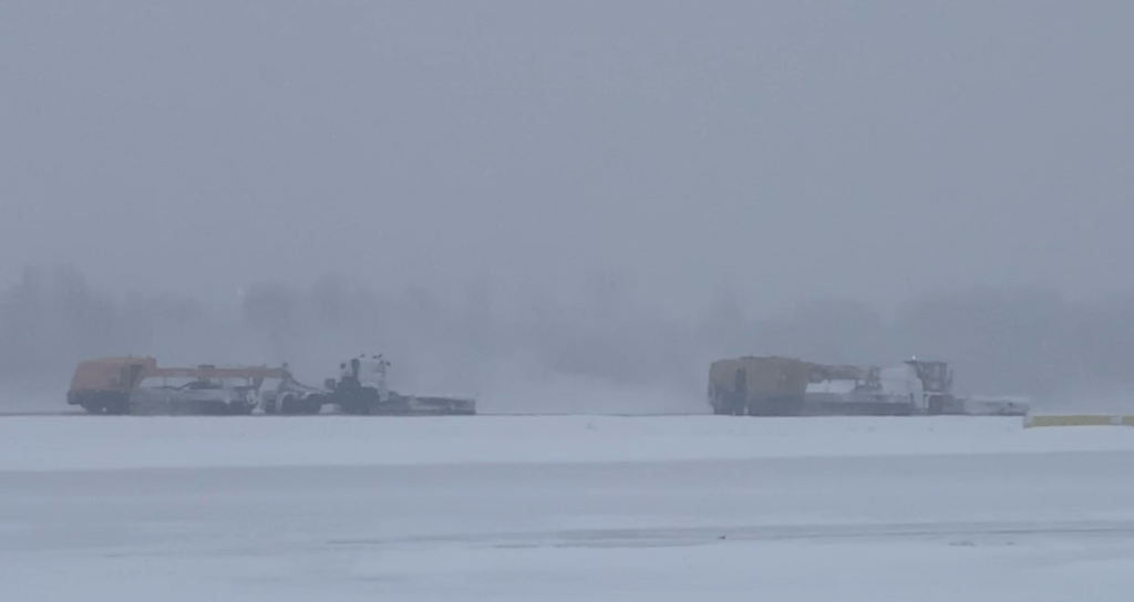 Более 30 самолётов не смогли сесть в Пулкове из-за снегопада