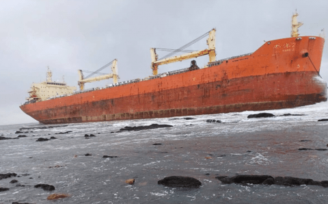 На Сахалине сел на мель китайский сухогруз, введён режим ЧС