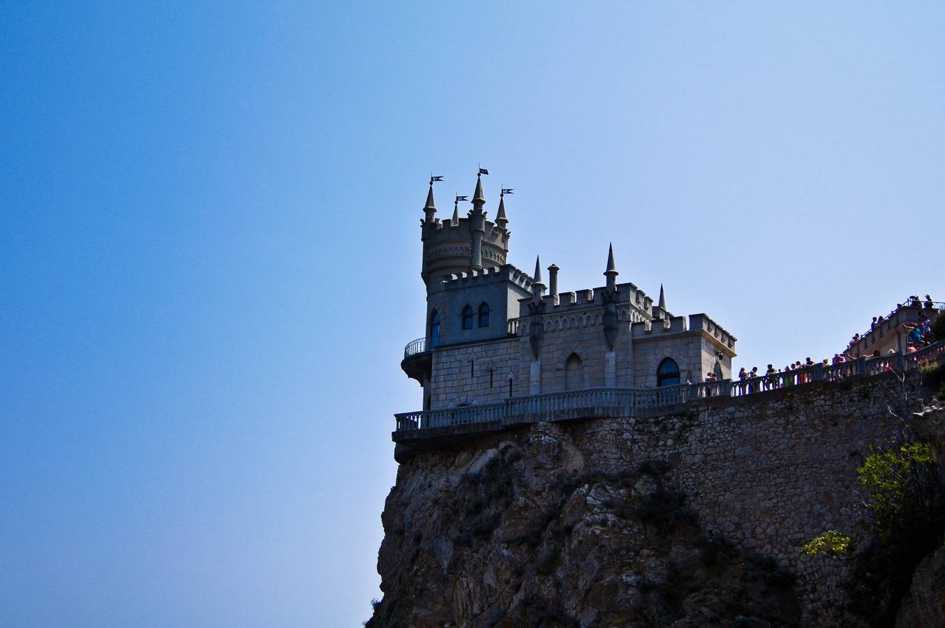 В Крыму задержали туриста из Петербурга, сбросившего кошку с 40-метровой скалы