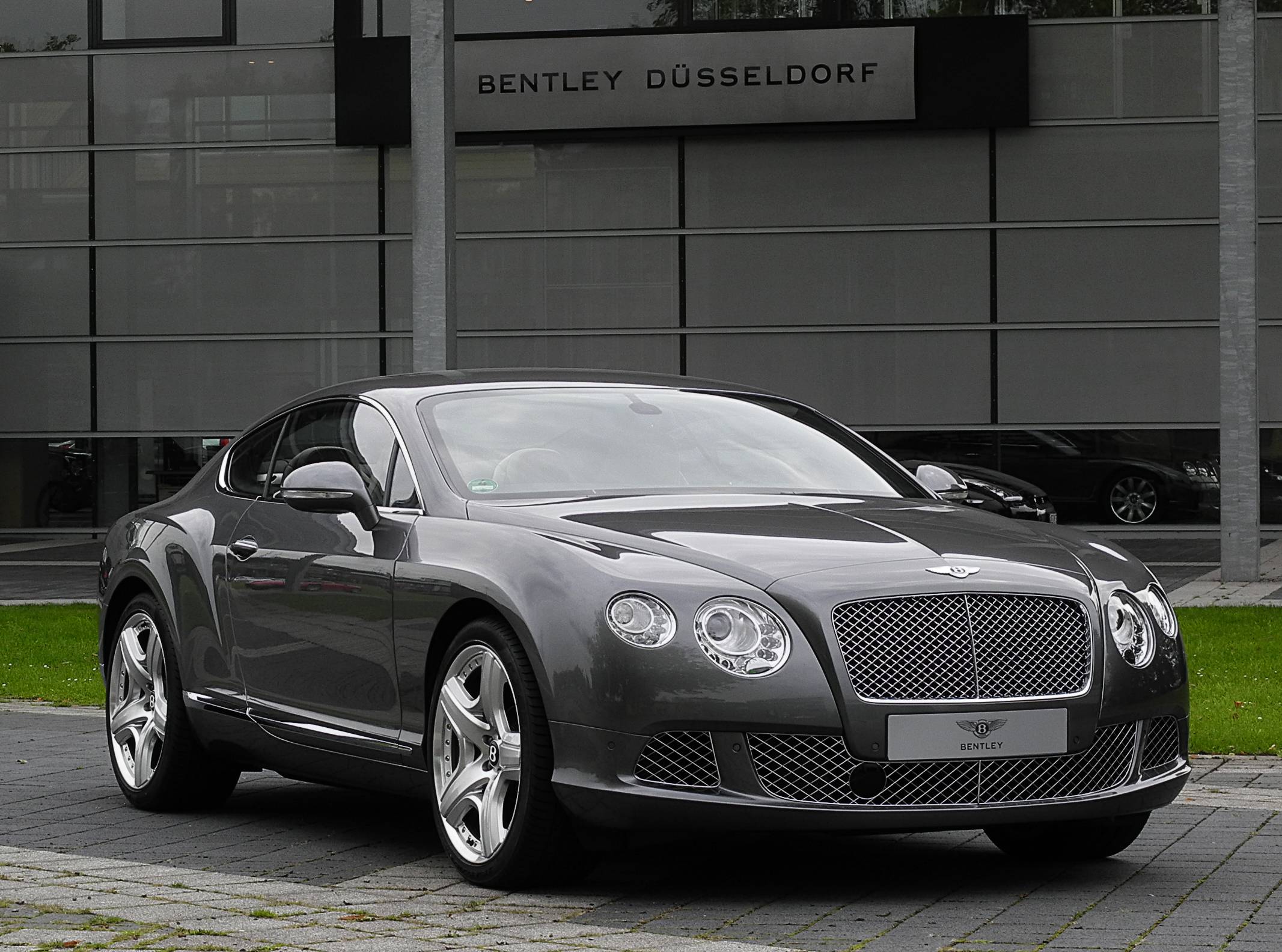 Операционная прибыль Bentley упала на 37% до 373 миллионов евро в 2024 году