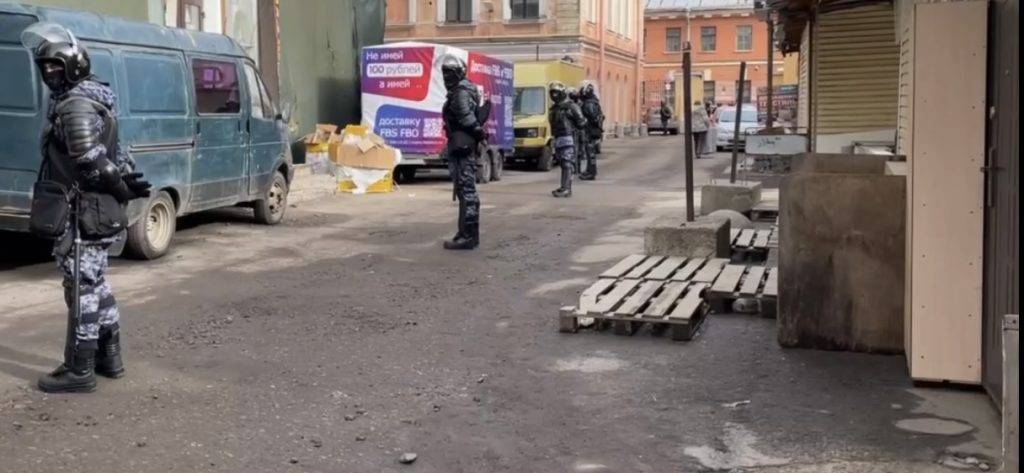 Силовики с собаками проводят рейд в Апраксином дворе в Петербурге