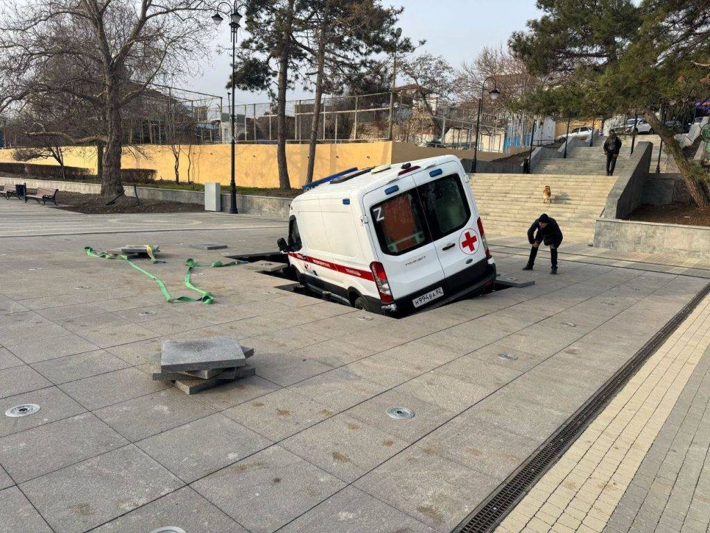 В Крыму машина скорой помощи провалилась в фонтан