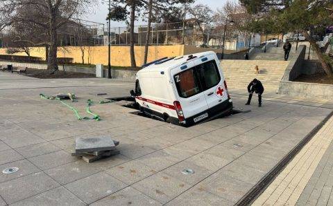 В Крыму машина скорой помощи провалилась в фонтан