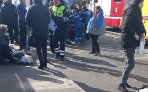 Такси влетело в автобусную остановку в Казани, пострадали 11 человек