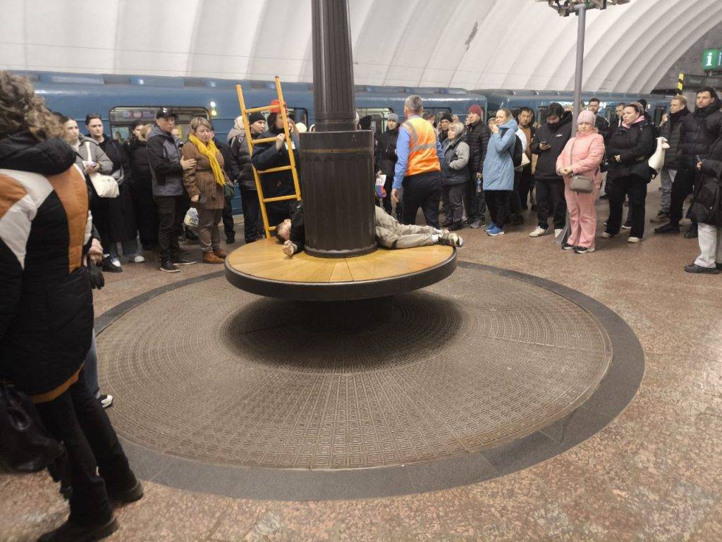 Очевидец: В Петербургском метро возле станции «Старая деревня» остановили поезд