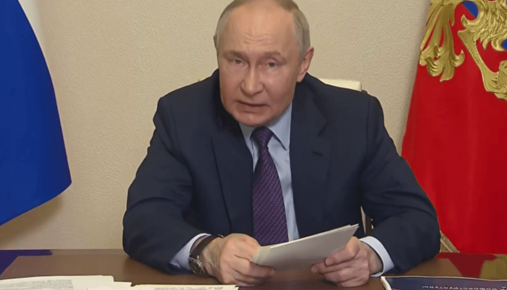 Путин потребовал прекратить поборы с россиян при оформлении семейной ипотеки