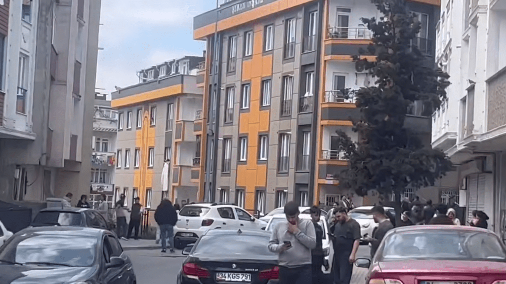 В Стамбуле из-за мощного землетрясения раскачивались здания и сбоил Интернет