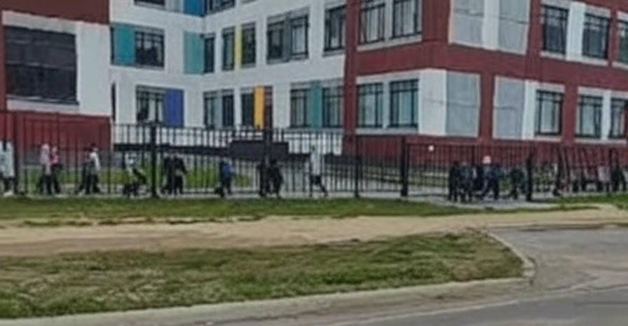 Школы, детсады и суды Великого Новгорода проверяют на наличие бомб