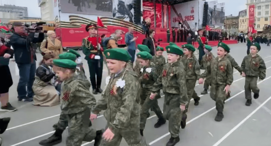 Полторы тысячи детей прошли парадом в Приморье в честь 80-летия Победы