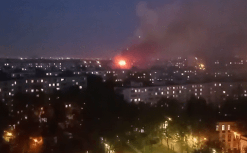 МЧС: в многоэтажке на юго-западе Москвы после взрыва полыхают две квартиры
