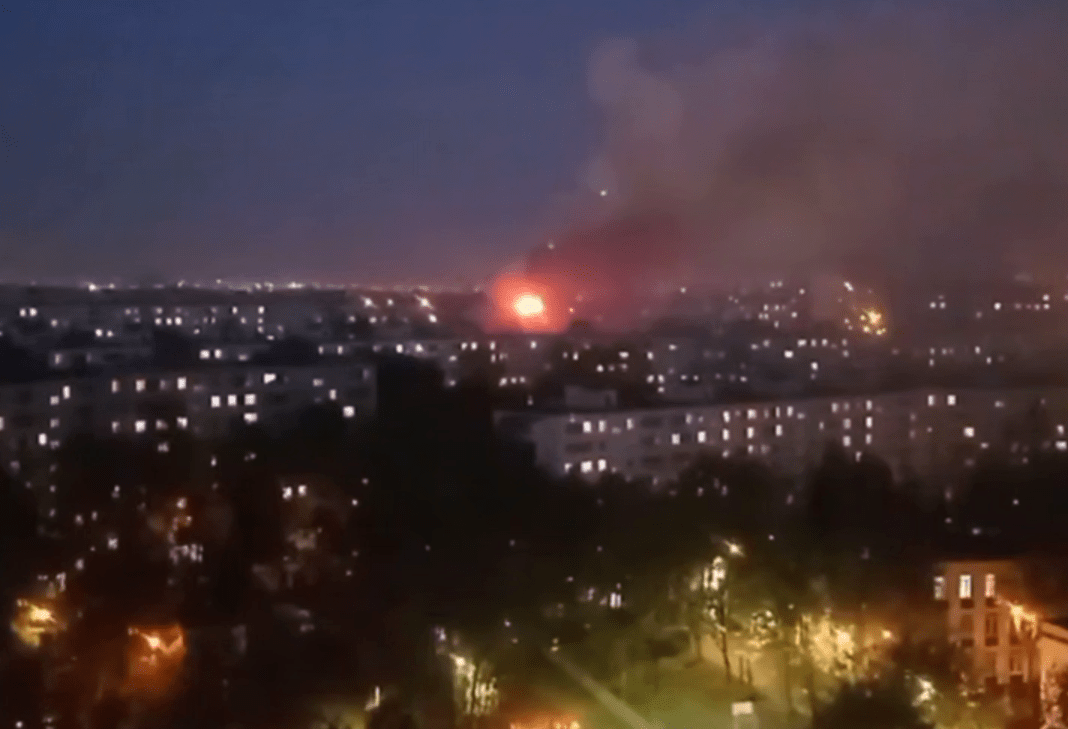 МЧС: в многоэтажке на юго-западе Москвы после взрыва полыхают две квартиры
