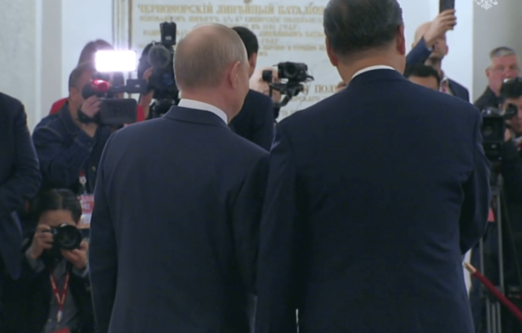 Переговоры Путина и Си Цзиньпина начались с крепкого рукопожатия