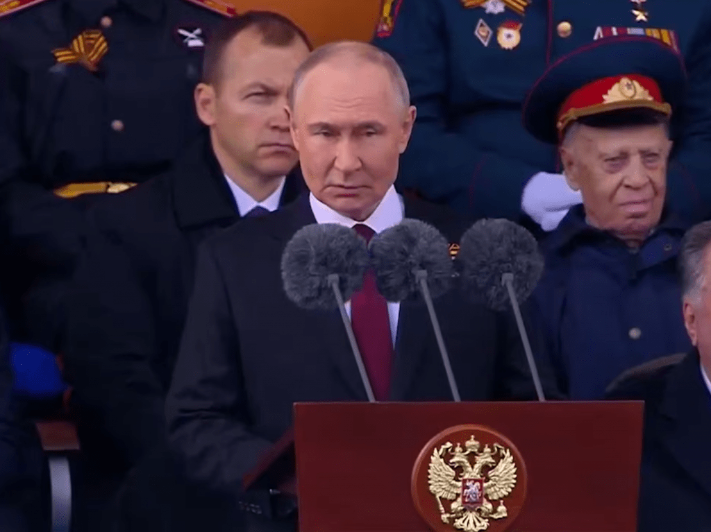 Путин поздравил граждан с 80-летием Победы на параде в Москве