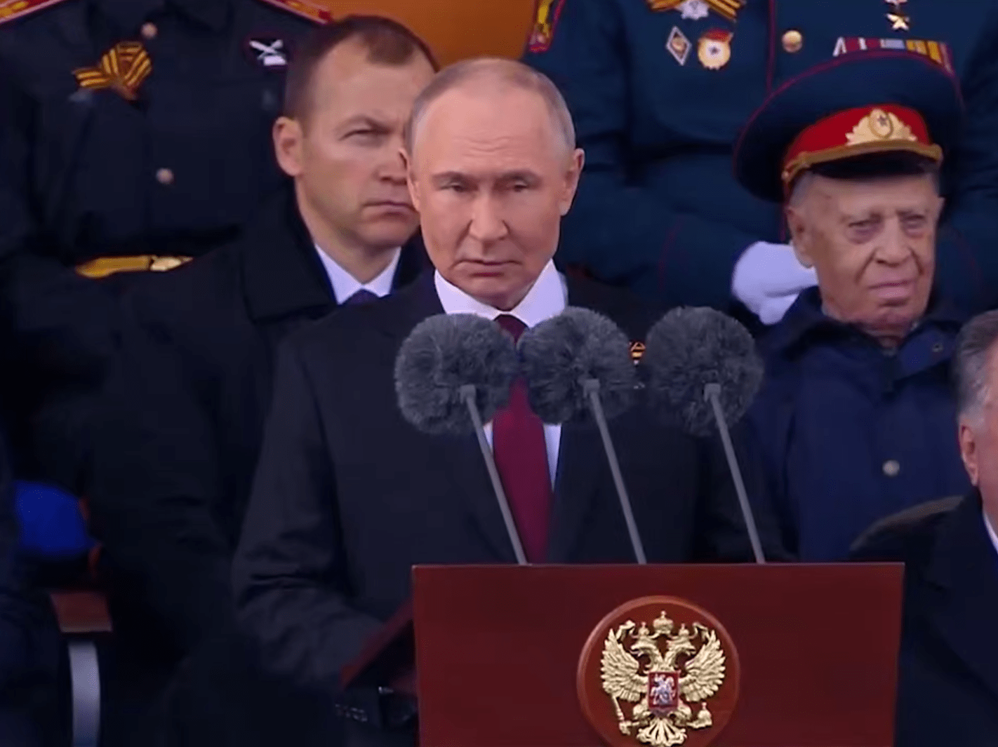 Путин поздравил граждан с 80-летием Победы на параде в Москве