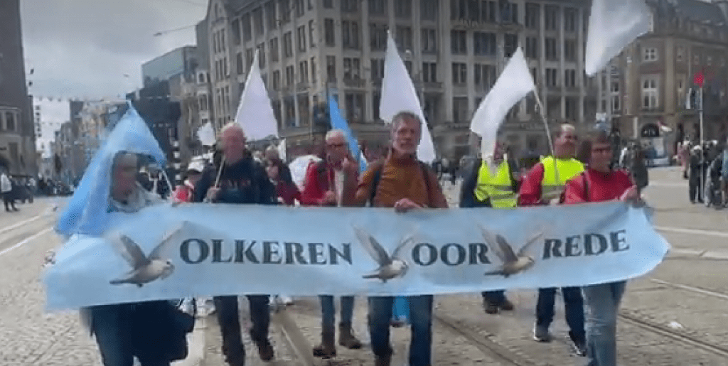 На улицы Амстердама вышли сторонники мира между Россией и Украиной
