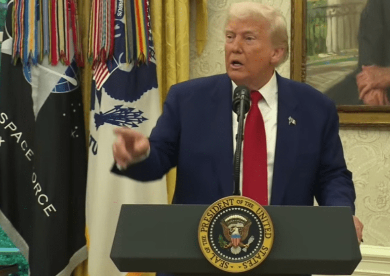 Трамп объяснил, почему не спешит с санкциями
