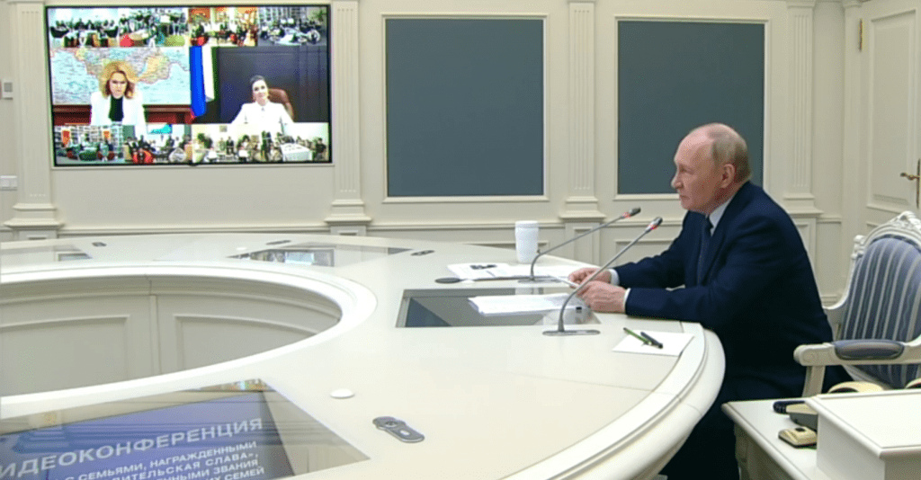 Путин отказался прерывать разговор с семьёй ради срочного звонка