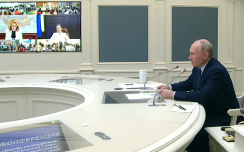 Путин отказался прерывать разговор с семьёй ради срочного звонка